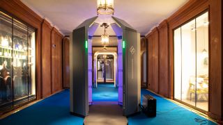 Der QPS Walk2000 an einem der Eingänge des Hotels Bayerischer Hof. (Bild: Rohde & Schwarz) Der QPS Walk2000 an einem der Eingänge des Hotels Bayerischer Hof. (Bild: Rohde & Schwarz)