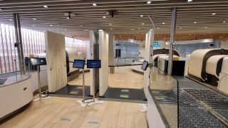 21 neue Sicherheitsscanner führen nun die Sicherheitskontrollen am Schengen-Sicherheitsfilter am Flughafen Schiphol in Amsterdam durch. (Bild: Rohde & Schwarz) 21 neue Sicherheitsscanner führen nun die Sicherheitskontrollen am Schengen-Sicherheitsfilter am Flughafen Schiphol in Amsterdam durch. (Bild: Rohde & Schwarz)